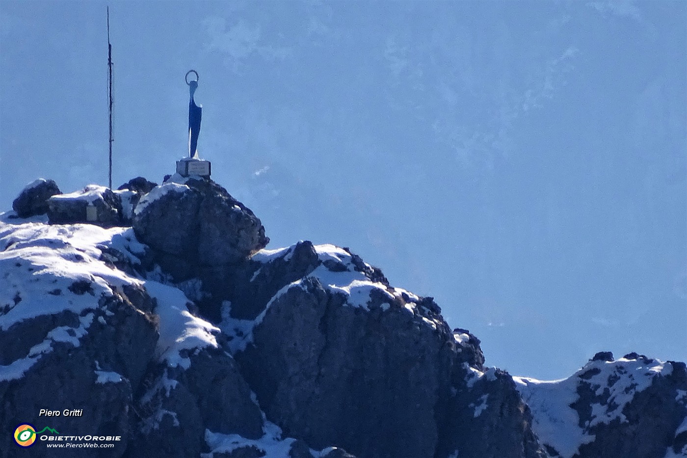 26 Maxi zoom sulla azzurra Madonna delle Cime del Corno Zuccone.JPG